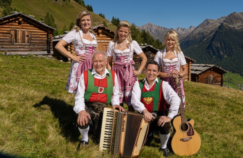Mehr über den Artikel erfahren Bergerlebnis Gitschberg und Weinfest in Meransen mit den Geschwister Niederbacher