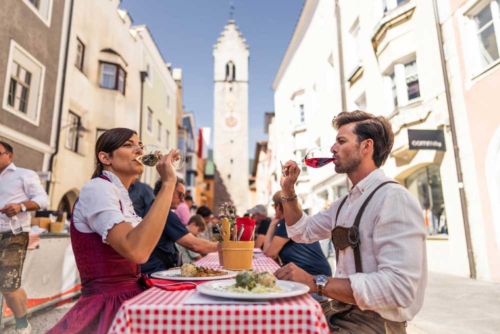 Mehr über den Artikel erfahren Sterzinger Knödelfest: Knödel – Variationen serviert im historischen Stadtzentrum