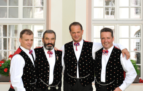 Mehr über den Artikel erfahren Weihnachtskonzert mit dem Kastelruther Männerquartett