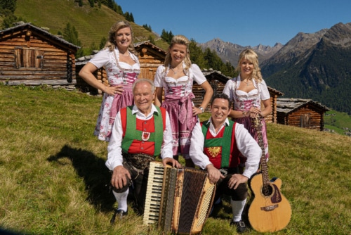 Mehr über den Artikel erfahren Apfelblüte in Südtirol 🌸 Meran, Schloss Tirol, Blütenfest & Speckfest