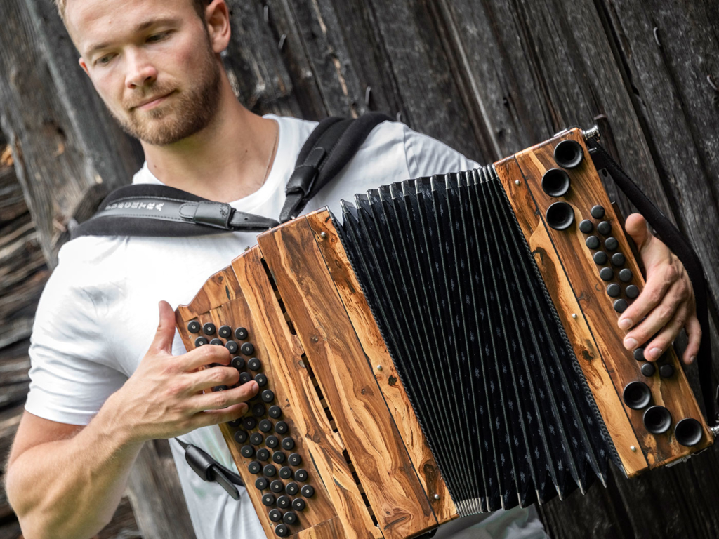 steirische-harmonika-spielen